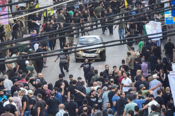 Libaneses reagem após explosão durante o funeral de mortos no ataque de terça-feira, no sul de Beirute/Crédito: Fadel Itani/AFP Libaneses reagem após explosão durante o funeral de mortos no ataque de terça-feira, no sul de Beirute/Crédito: Fadel Itani/AFP