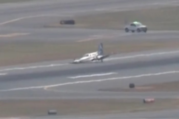Imagens registraram o momento em que o avião toca o solo cuidadosamente/Crédito: Reprodução Imagens registraram o momento em que o avião toca o solo cuidadosamente/Crédito: Reprodução
