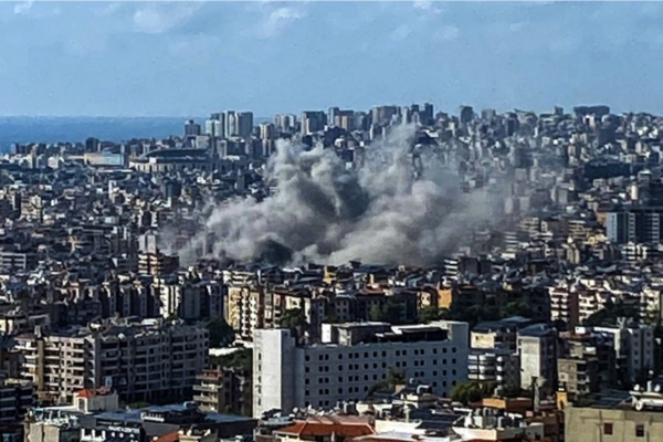 Fumaça espessa sobe acima dos subúrbios ao sul de Beirute após um ataque israelense em 20 de setembro de 2024/Crédito: AFP Fumaça espessa sobe acima dos subúrbios ao sul de Beirute após um ataque israelense em 20 de setembro de 2024/Crédito: AFP