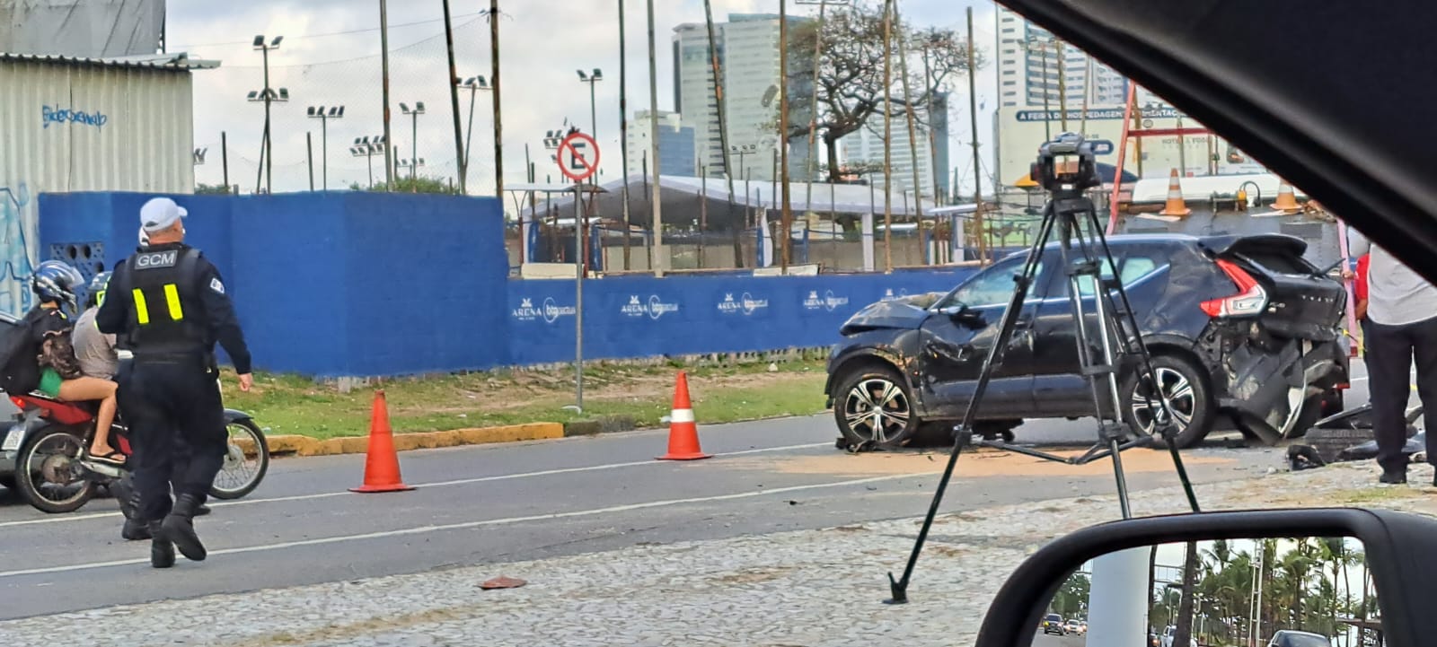 Carro bateu em poste em árvore no Pina/Foto: Ana Paula Câmara/Cortesia Carro bateu em poste em árvore no Pina/Foto: Ana Paula Câmara/Cortesia