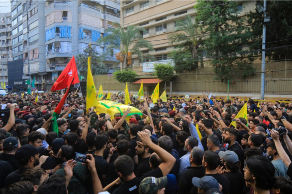 Pessoas participam do cortejo fúnebre de Ibrahim Aqil, chefe da força de elite Radwan do Hezbollah, nos subúrbios ao sul de Beirute/Crédito: AFP Pessoas participam do cortejo fúnebre de Ibrahim Aqil, chefe da força de elite Radwan do Hezbollah, nos subúrbios ao sul de Beirute/Crédito: AFP