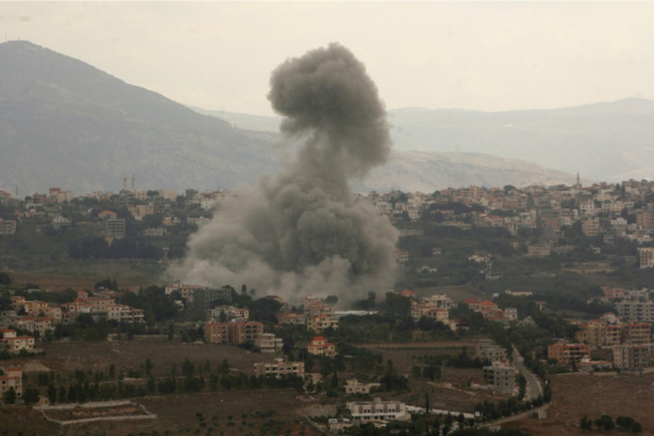 Ondas de fumaça saem do local de um ataque aéreo israelense na vila de Khiam, no sul do Líbano, em 23 de setembro de 2024/Créditos: Rabih DAHER / AFP Ondas de fumaça saem do local de um ataque aéreo israelense na vila de Khiam, no sul do Líbano, em 23 de setembro de 2024/Créditos: Rabih DAHER / AFP