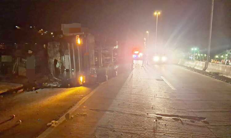 O motorista e um passageiro ficaram feridos, a princípio sem gravidade, e foram encaminhados para o Hospital João Murilo em Vitória de Santo Antão/Foto: Divulgação/PRF O motorista e um passageiro ficaram feridos, a princípio sem gravidade, e foram encaminhados para o Hospital João Murilo em Vitória de Santo Antão/Foto: Divulgação/PRF