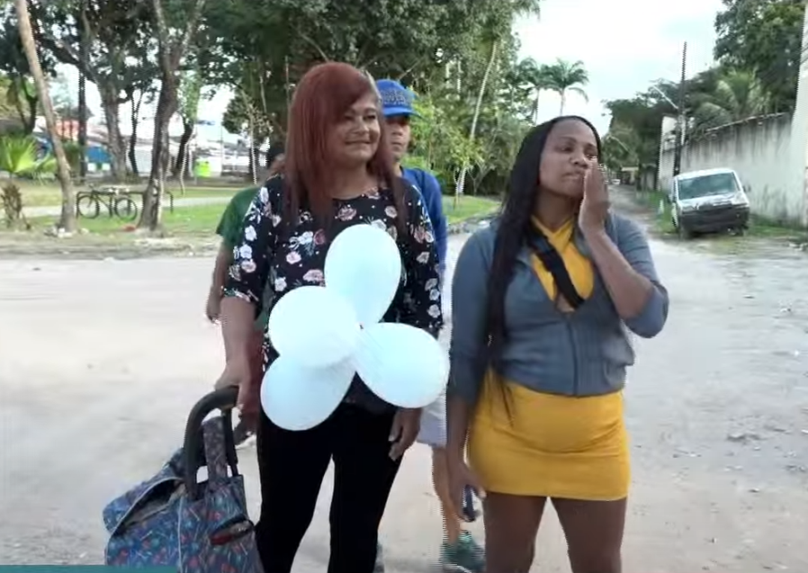 Mulheres estão na frente da Colônia Penal Feminina do Recife/Foto: Reprodução/TV Guararapes Mulheres estão na frente da Colônia Penal Feminina do Recife/Foto: Reprodução/TV Guararapes