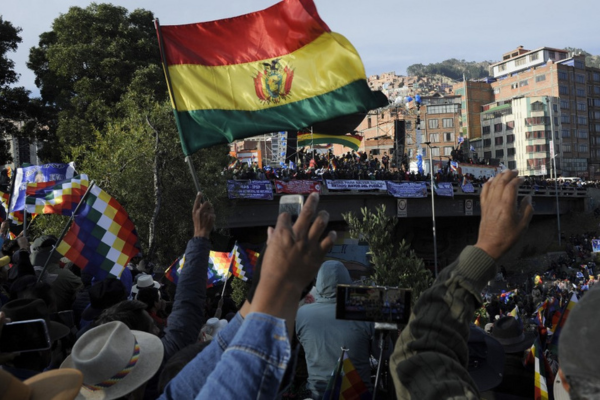 Apoiadores do ex-presidente boliviano Evo Morales ouvem-no discursar durante um comício contra o presidente Luis Arce em La Paz/Créditos: JORGE BERNAL / AFP Apoiadores do ex-presidente boliviano Evo Morales ouvem-no discursar durante um comício contra o presidente Luis Arce em La Paz/Créditos: JORGE BERNAL / AFP
