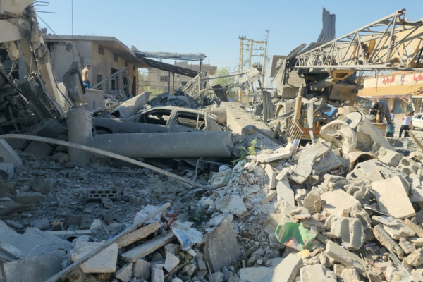 Uma foto tirada em 24 de setembro de 2024 mostra os destroços e a destruição no local de um ataque israelense noturno em um bairro da cidade libanesa de Baalbeck/Créditos: AFP Uma foto tirada em 24 de setembro de 2024 mostra os destroços e a destruição no local de um ataque israelense noturno em um bairro da cidade libanesa de Baalbeck/Créditos: AFP