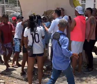 Fãs se envolveram em briga enquanto aguardavam soltura da mãe de Deolane/Reprodução de vídeo/Nicolle Gomes/DP