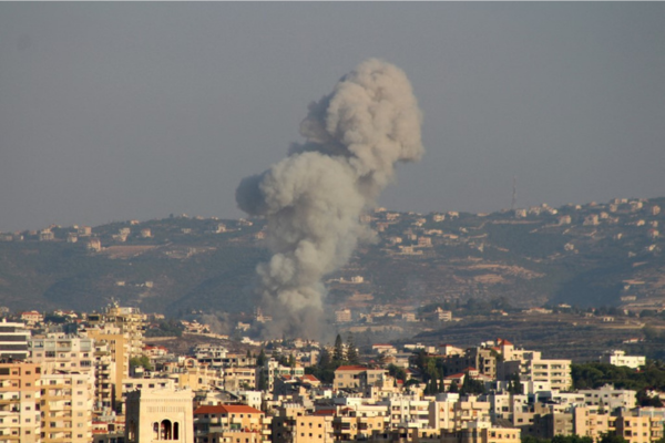 Ondas de fumaça após um ataque aéreo israelense que teve como alvo a vila de Abbasiyeh, no sul do Líbano/Créditos: KAWNAT HAJU / AFP Ondas de fumaça após um ataque aéreo israelense que teve como alvo a vila de Abbasiyeh, no sul do Líbano/Créditos: KAWNAT HAJU / AFP