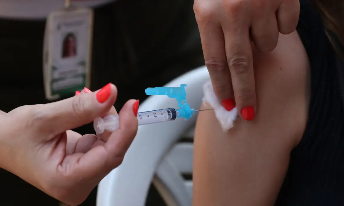O esquema vacinal requer um intervalo de três meses, e a população precisa ficar atenta à caderneta de vacinação para garantir a imunização completa/Foto: José Cruz/Arquivo Agência Brasil O esquema vacinal requer um intervalo de três meses, e a população precisa ficar atenta à caderneta de vacinação para garantir a imunização completa/Foto: José Cruz/Arquivo Agência Brasil