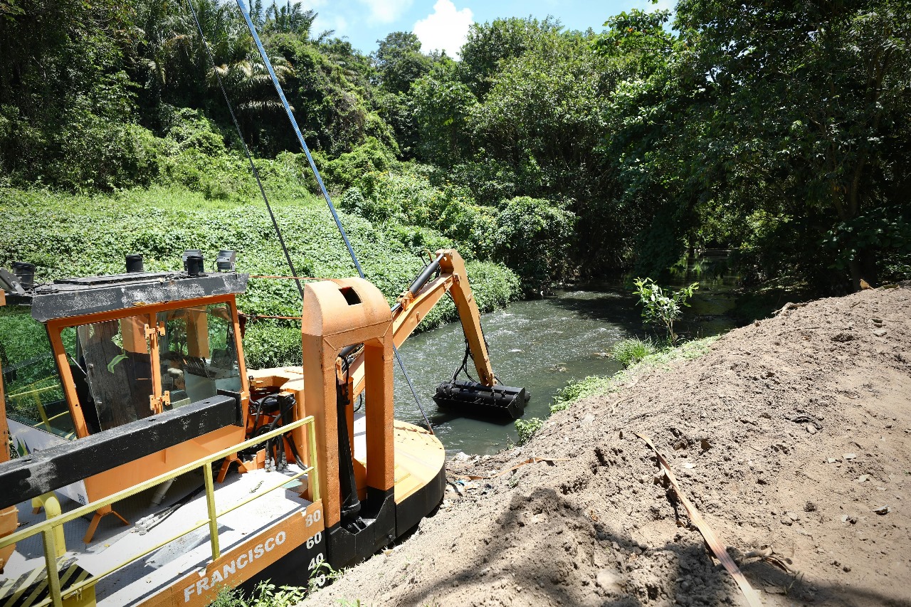 Os serviços fazem parte da Ação Inverno 2024, beneficiando bairros como Ipsep, Barro, Areias e Imbiribeira e comunidades como Beirinha e Jardim Uchôa/Foto: Hélia Scheppa/Prefeitura do Recife Os serviços fazem parte da Ação Inverno 2024, beneficiando bairros como Ipsep, Barro, Areias e Imbiribeira e comunidades como Beirinha e Jardim Uchôa/Foto: Hélia Scheppa/Prefeitura do Recife