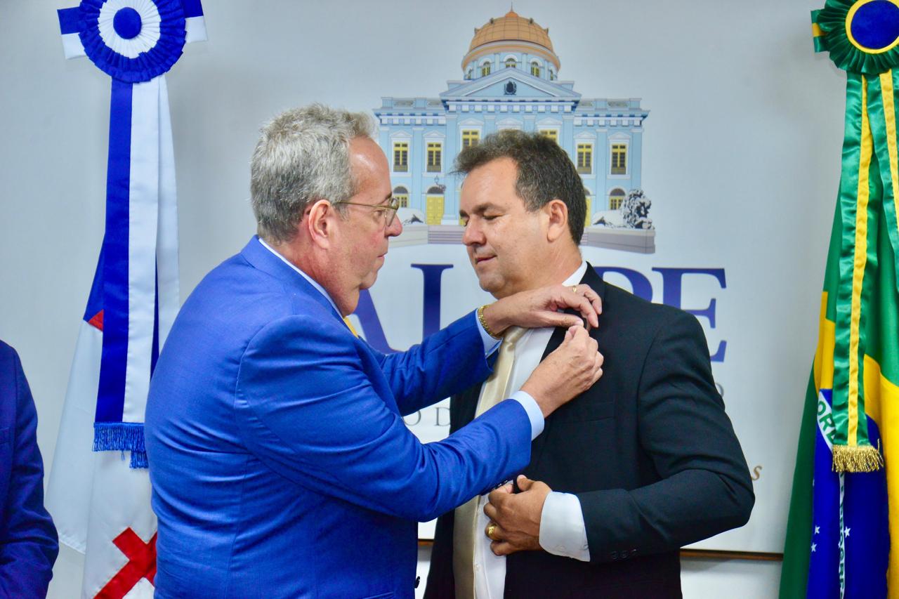 Júnior Matuto (PSB) foi empossado deputado estadual nesta terça-feira (24)/Lucas Patrício/Divulgação Júnior Matuto (PSB) foi empossado deputado estadual nesta terça-feira (24)/Lucas Patrício/Divulgação