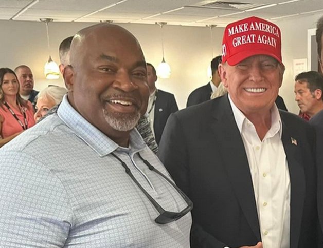 Mark Robinson (à esq.) e Donald Trump (à dir.)/foto: Reprodução/Redes sociais