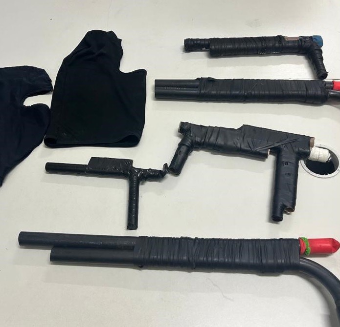 Máscaras e armas falsas artesanais foram apreendidas