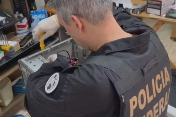 Agentes da Polícia Federal apreenderam computadores e documentos nas casas dos investigados/Crédito: Divulgação/Polícia Federal Agentes da Polícia Federal apreenderam computadores e documentos nas casas dos investigados/Crédito: Divulgação/Polícia Federal