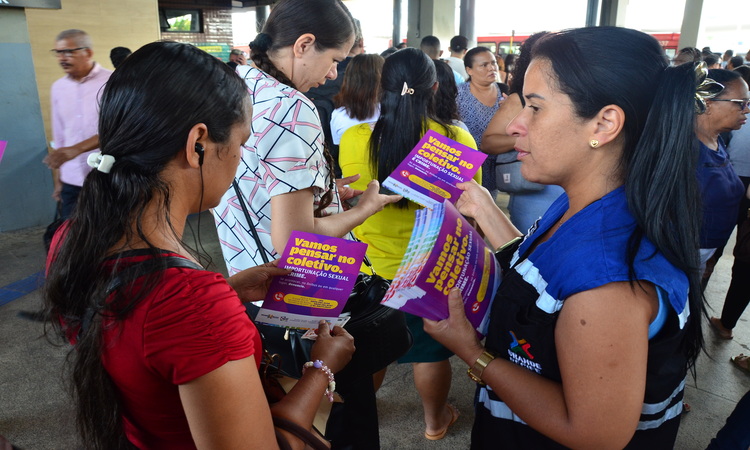 No local, técnicos de educação e fiscalização do CTM realizaram distribuição de panfletos e esclareceram aos usuários de ônibus como identificar e denunciar a importunação sexual/Foto: Divulgação