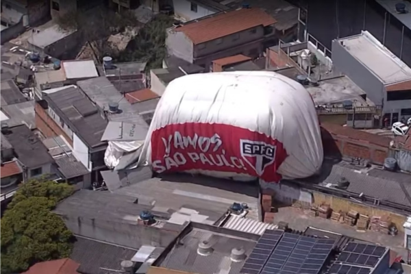 Uma pessoa ficou levemente ferida, segundo os bombeiros/Crédito: Reprodução/ TV Globo Uma pessoa ficou levemente ferida, segundo os bombeiros/Crédito: Reprodução/ TV Globo