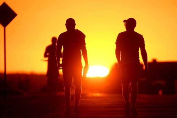 Nos dias de muito calor, a recomendação é aumentar a ingestão de água e usar roupas leves