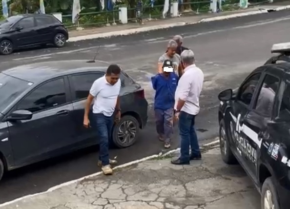 Pedreiro, de azul, foi preso em Camaragibe/Foto: Polícia Civil