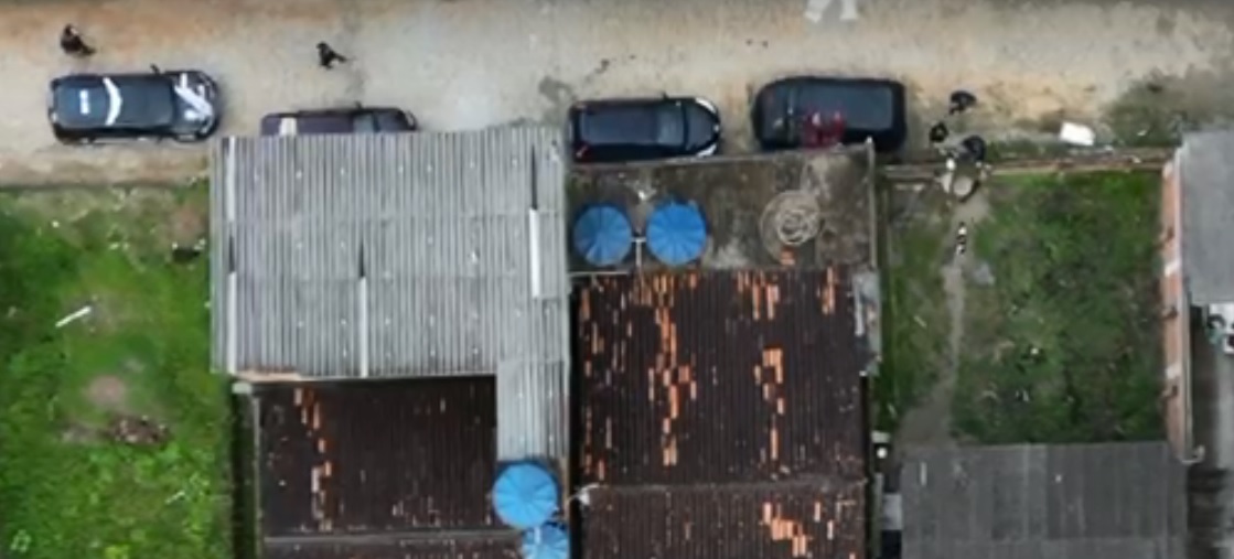 Imagem aérea mostra operação contra quadrilha de roubo de carros/Foto: Polícia Civil Imagem aérea mostra operação contra quadrilha de roubo de carros/Foto: Polícia Civil