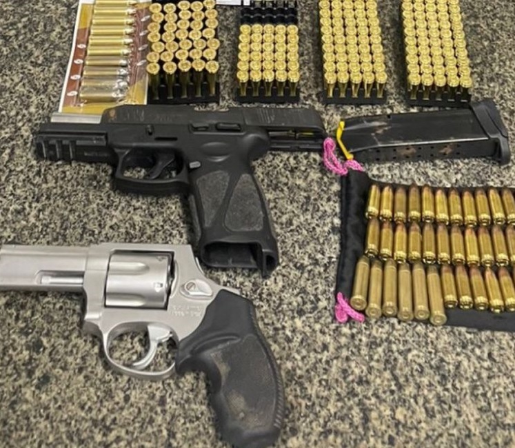 Armas e munições foram apreendidas/Foto: PM