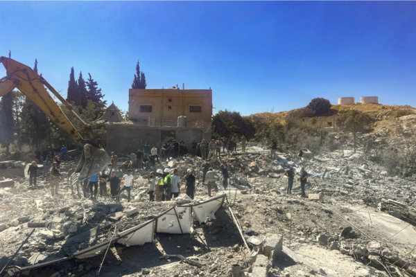Pessoas verificam os escombros de edifícios destruídos na vila de Younine, no Vale de Bekaa, no Líbano/Créditos: KHIRBET YOUNINE, LÍBANO Pessoas verificam os escombros de edifícios destruídos na vila de Younine, no Vale de Bekaa, no Líbano/Créditos: KHIRBET YOUNINE, LÍBANO