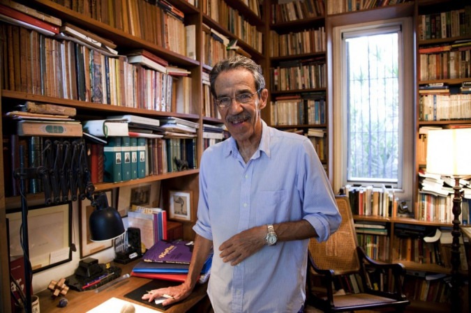 O poeta Armando Freitas Filho posa em seu escritorio, em sua casa na Urca, Rio de Janeiro/foto: Bel Pedrosa/Divulgação