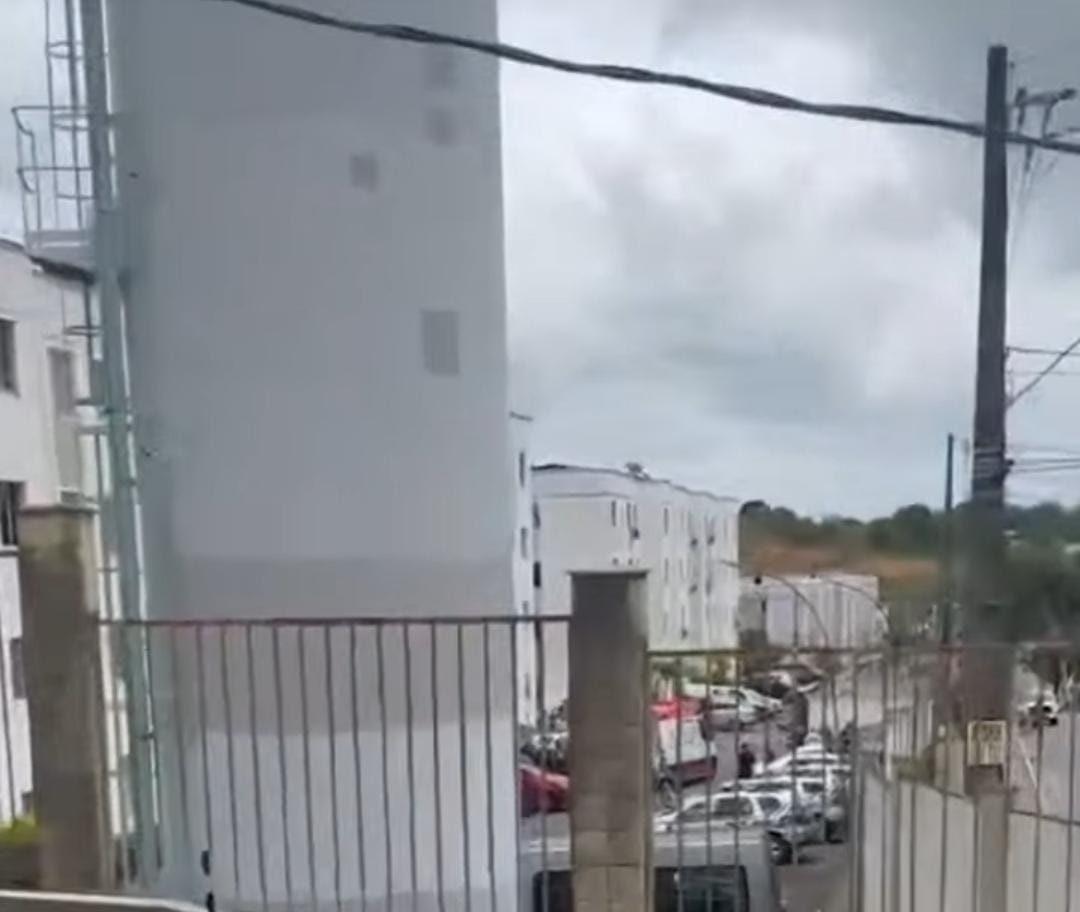A bala disparada pelo homem atingiu a janela de um dos apartamentos e uma moradora ficou ferida com os estilhaços/Foto: Reprodução/Instagram A bala disparada pelo homem atingiu a janela de um dos apartamentos e uma moradora ficou ferida com os estilhaços/Foto: Reprodução/Instagram