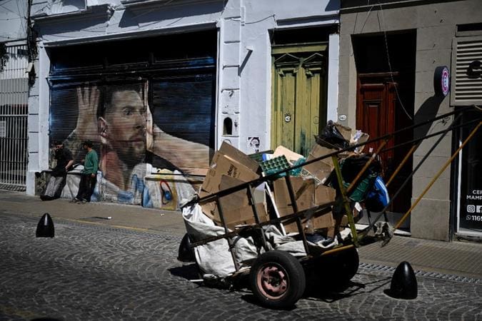O índice, 11,2 pontos percentuais maior que o do segundo semestre de 2023, reflete o impacto de uma política de ajuste fiscal promovida pelo governo de Milei/foto: LUIS ROBAYO / AFP O índice, 11,2 pontos percentuais maior que o do segundo semestre de 2023, reflete o impacto de uma política de ajuste fiscal promovida pelo governo de Milei/foto: LUIS ROBAYO / AFP