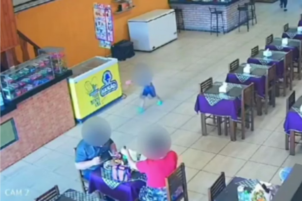 Momento em que a criança sai correndo do restaurante/Crédito: Reprodução