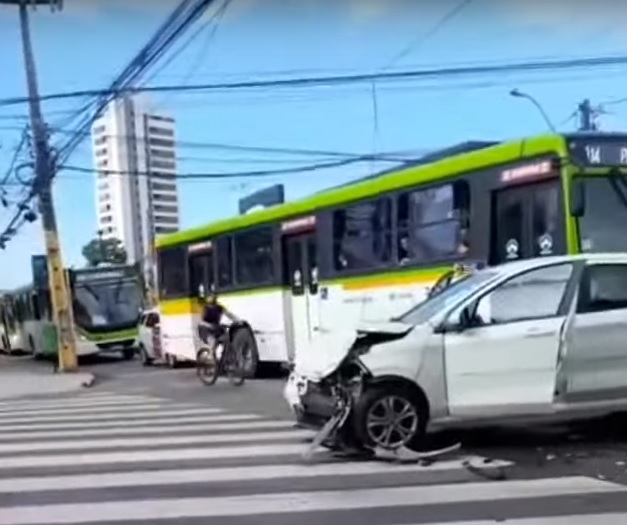 carro branco ficou no meio da rua após bater em ambulância do Samu/Foto: Redes Sociais carro branco ficou no meio da rua após bater em ambulância do Samu/Foto: Redes Sociais