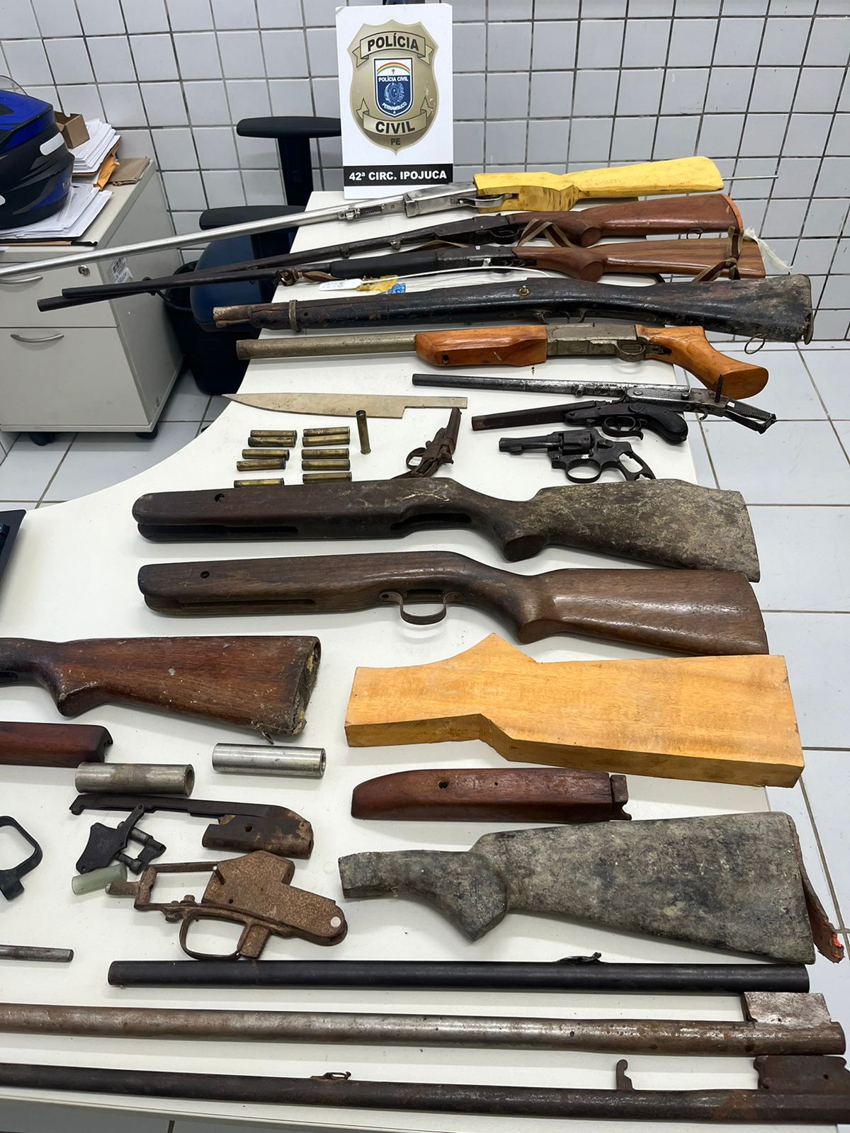 Armas foram apreendidas com armeiro/Foto: Polícia Civil Armas foram apreendidas com armeiro/Foto: Polícia Civil
