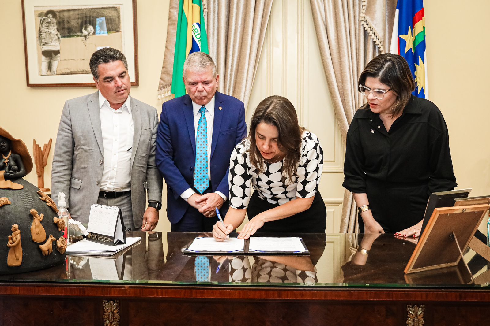 Com a assinatura do termo, a utilização e administração do imobiliário passarão a ser de responsabilidade do TJPE/Foto: Janaína Pepeu/Secom Com a assinatura do termo, a utilização e administração do imobiliário passarão a ser de responsabilidade do TJPE/Foto: Janaína Pepeu/Secom