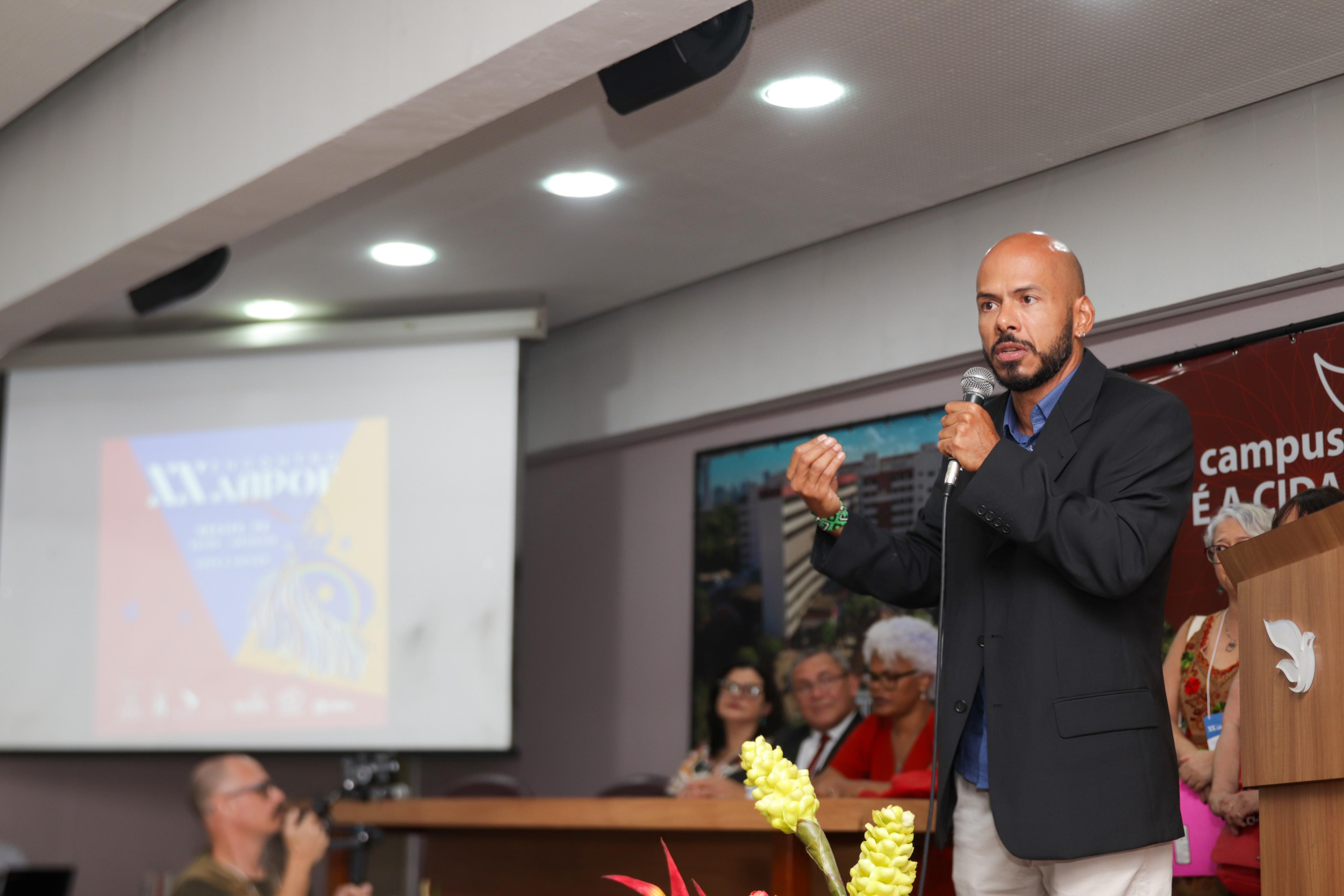 O presidente da Anpof na abertura do evento nesta segunda-feira (30)