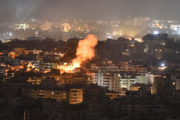 A fumaça sobe do local de um ataque aéreo israelense que teve como alvo um bairro no subúrbio ao sul de Beirute/Crédito: AFP A fumaça sobe do local de um ataque aéreo israelense que teve como alvo um bairro no subúrbio ao sul de Beirute/Crédito: AFP