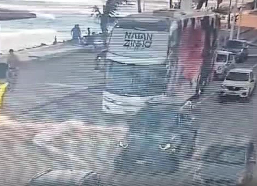 A gravação mostra quando o carro do colunista para próximo a um semáforo e, pouco tempo depois, um homem que estava em uma moto se aproxima do veículo de Leo Dias, que estava com a janela aberta/Foto: Reprodução