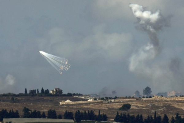 Fumaça e bombardeio sobre o vilarejo de Yaroun: Exército israelense ordenou retirada de moradores da região/Crédito: Jalaa Marey/AFP