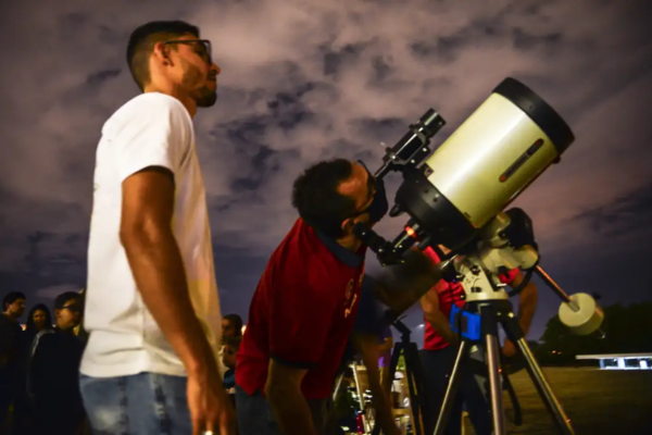 Ainda não é possível garantir que o cometa será visível a olho nu. O recomendado é utilizar um telescópio/Crédito: Marcello Casal Jr / Agência Brasil Ainda não é possível garantir que o cometa será visível a olho nu. O recomendado é utilizar um telescópio/Crédito: Marcello Casal Jr / Agência Brasil
