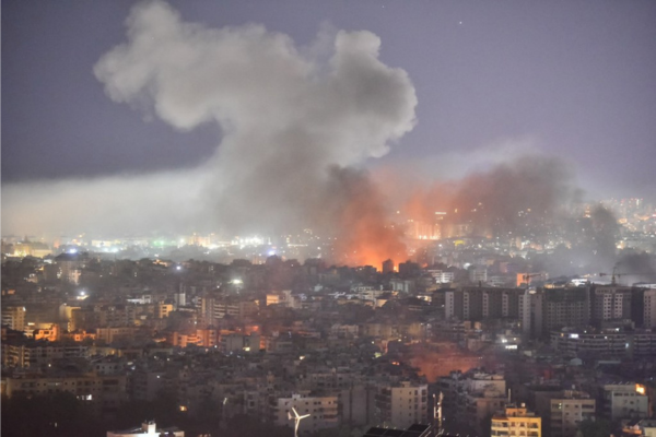 Fumaça sobe do local de um ataque aéreo israelense que atingiu um bairro no subúrbio ao sul de Beirute/Crédito: FADEL ITANI / AFP Fumaça sobe do local de um ataque aéreo israelense que atingiu um bairro no subúrbio ao sul de Beirute/Crédito: FADEL ITANI / AFP