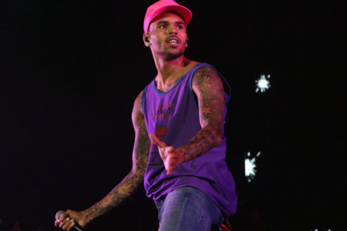Chris Brown: Em 2015, o rapper norte-americano teve sua casa invadida por três homens armados com lenços cobrindo o rosto. Além de terem levado joias e outros objetos, eles ainda renderam a tia do cantor/foto: flickr - Eva Rinaldi Chris Brown: Em 2015, o rapper norte-americano teve sua casa invadida por três homens armados com lenços cobrindo o rosto. Além de terem levado joias e outros objetos, eles ainda renderam a tia do cantor/foto: flickr - Eva Rinaldi