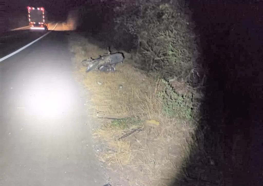 O Corpo de Bombeiros foi acionado para atender o motociclista, que morreu no local do acidente por conta da gravidade dos ferimentos/Foto: Reprodução O Corpo de Bombeiros foi acionado para atender o motociclista, que morreu no local do acidente por conta da gravidade dos ferimentos/Foto: Reprodução