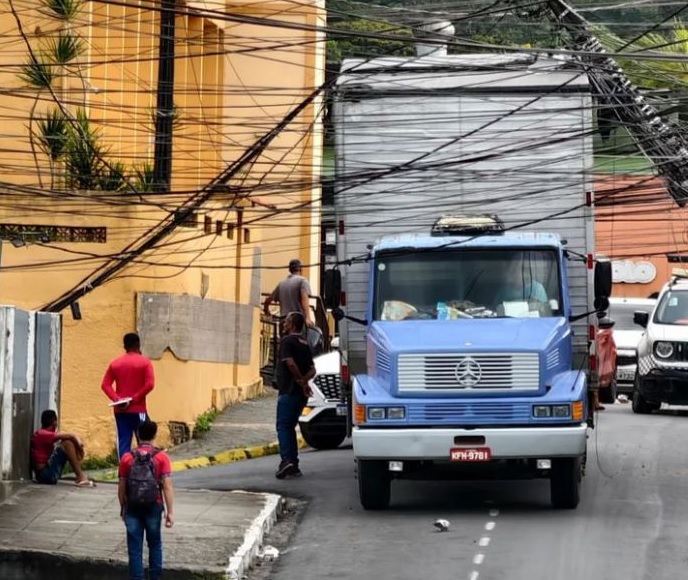 Caminhão arratou fios e deixou poste pendurado/Foto: Redes Sociais Caminhão arratou fios e deixou poste pendurado/Foto: Redes Sociais