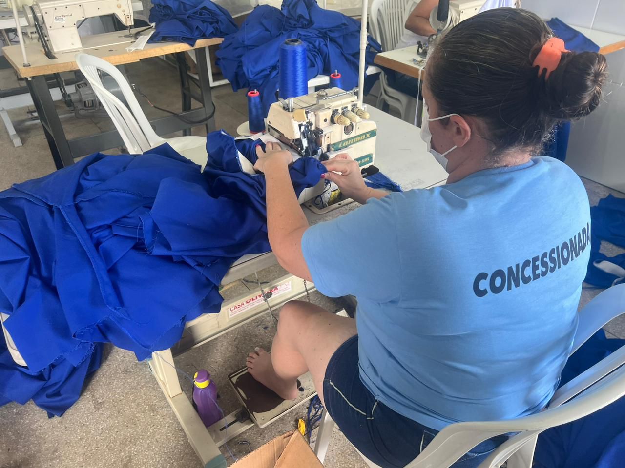 De acordo com a gestão estadual, há uma licitação para comprar tecidos para produção dos fardamentos e a estimativa é fabricar 280 mil peças/ano para os 25 estabelecimentos penais/Foto: Divulgação De acordo com a gestão estadual, há uma licitação para comprar tecidos para produção dos fardamentos e a estimativa é fabricar 280 mil peças/ano para os 25 estabelecimentos penais/Foto: Divulgação