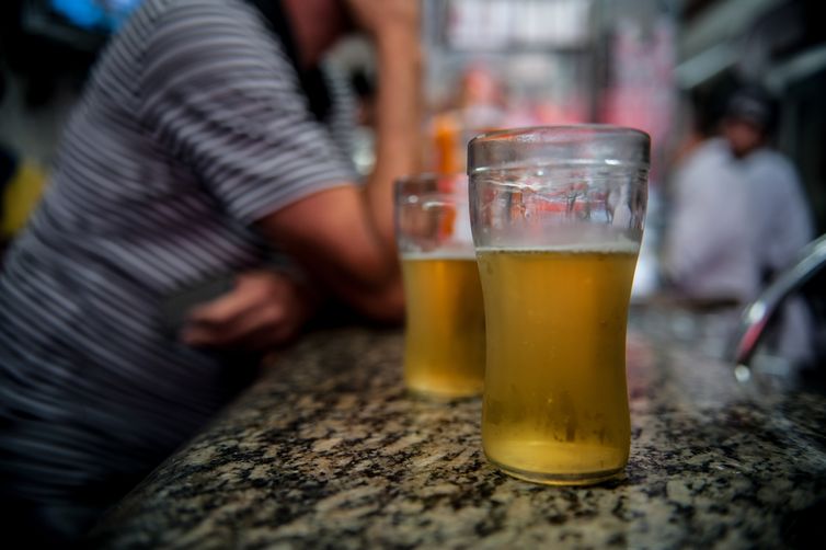 Com a justificativa de manter a ordem nesta data, alguns governos estaduais proíbem a venda e consumo de bebidas alcoólicas/Foto: Marcelo Camargo/Arquivo Agência Brasil Com a justificativa de manter a ordem nesta data, alguns governos estaduais proíbem a venda e consumo de bebidas alcoólicas/Foto: Marcelo Camargo/Arquivo Agência Brasil