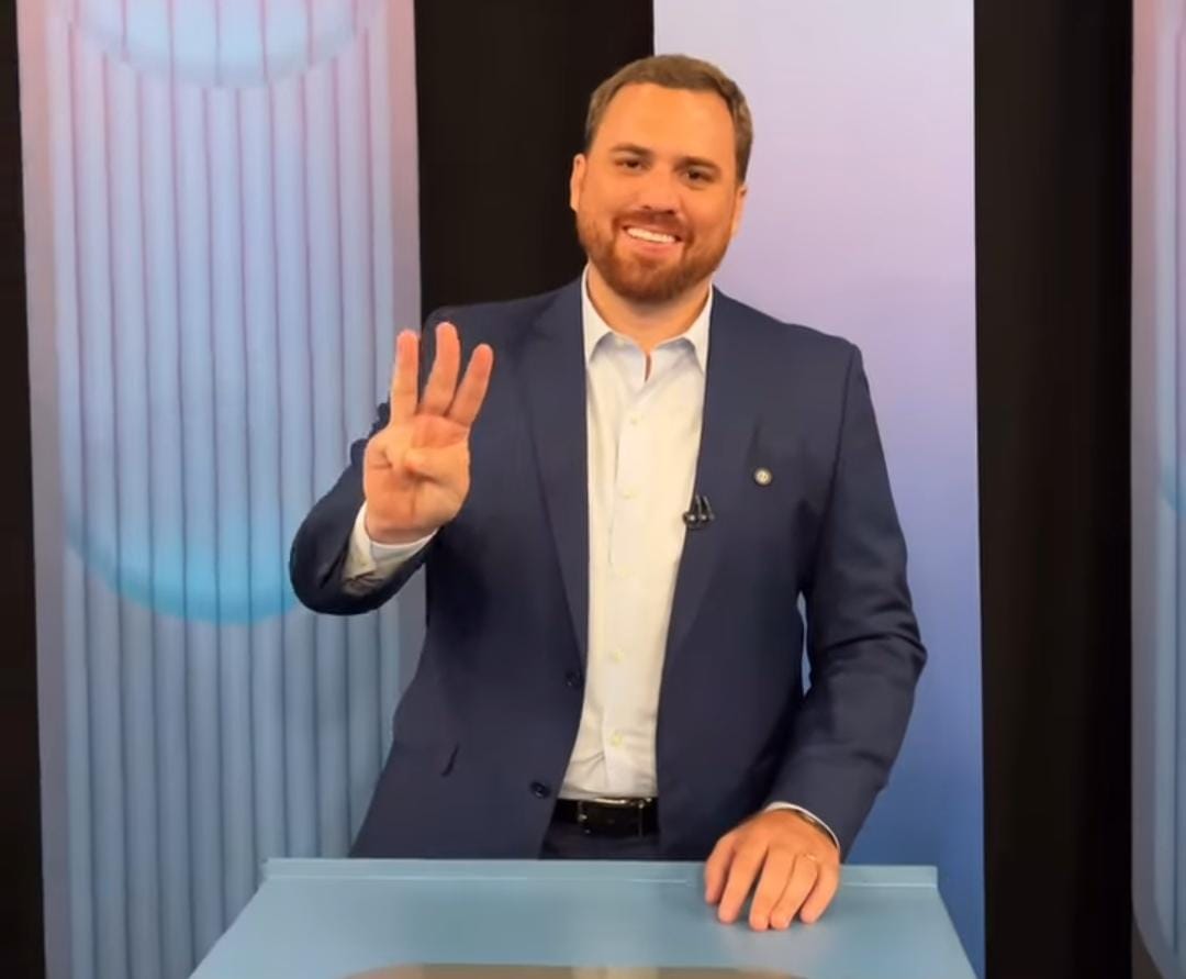 Tecio Teles chegou a postar fotos mostrando que ele estava posicionado no púlpito com os demais candidatos antes de ser informado de que não poderia participar da discussão/Foto: Reprodução/Instagram Tecio Teles chegou a postar fotos mostrando que ele estava posicionado no púlpito com os demais candidatos antes de ser informado de que não poderia participar da discussão/Foto: Reprodução/Instagram