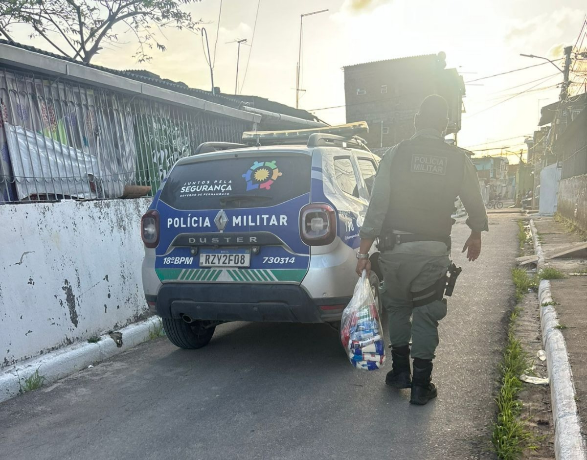 Os policiais abordaram o homem após analisar imagens onde o suspeito aparecia em um veículo fazendo a entrega de cestas básicas a moradores do município, vestindo uma camisa com o slogan de um candidato a prefeito/Foto: Reprodução