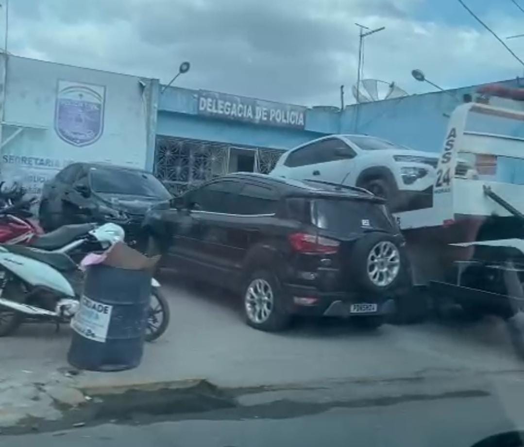Durante a abordagem dos policiais, o condutor de um dos carros, identificado como Jonas Nascimento, teria fugido do local levando consigo a chave do veículo, que ficou trancado/Foto: Reprodução/Whatsapp Durante a abordagem dos policiais, o condutor de um dos carros, identificado como Jonas Nascimento, teria fugido do local levando consigo a chave do veículo, que ficou trancado/Foto: Reprodução/Whatsapp