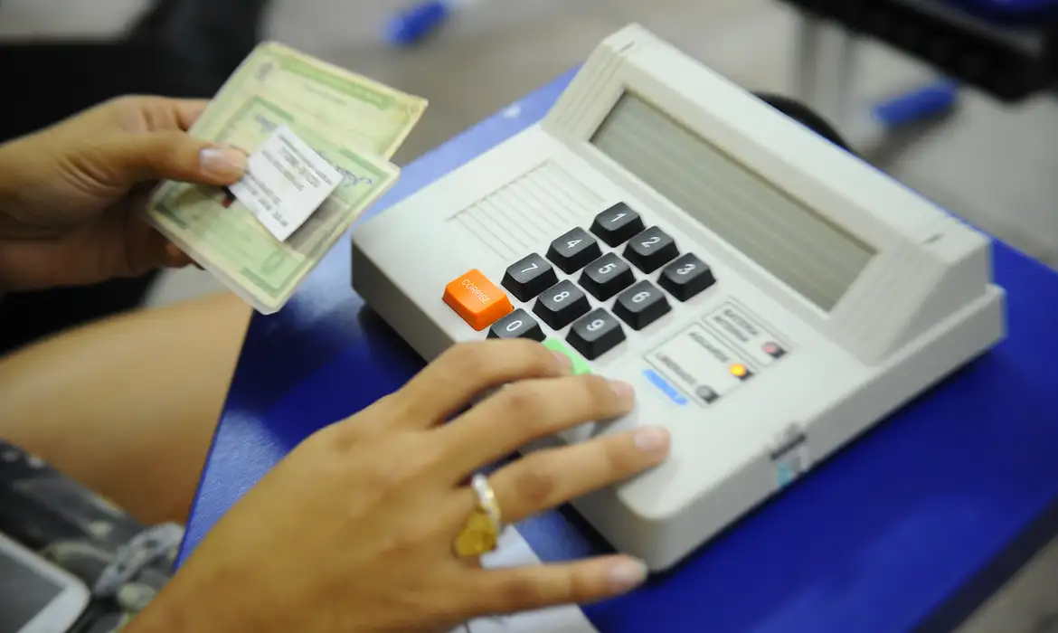 Antes de ir votar, é importante estar atento aos documentos necessários/Foto: Tânia Rego/Agência Brasil Antes de ir votar, é importante estar atento aos documentos necessários/Foto: Tânia Rego/Agência Brasil