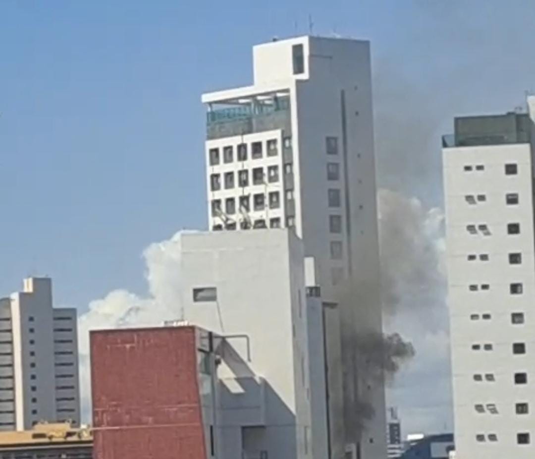 As chamas teriam atingido o 12º o andar do prédio e ainda não há informações sobre o que pode ter causado o incêndio/Foto: Reprodução/Whatsapp As chamas teriam atingido o 12º o andar do prédio e ainda não há informações sobre o que pode ter causado o incêndio/Foto: Reprodução/Whatsapp
