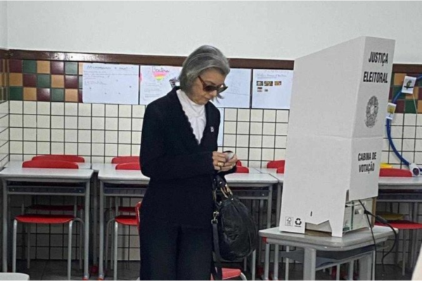 Ministra Cármen Lúcia chegou antes do horário de início de votação e aguardou na fila antes de votar, em Belo Horizonte/Crédito: TRE/MG Ministra Cármen Lúcia chegou antes do horário de início de votação e aguardou na fila antes de votar, em Belo Horizonte/Crédito: TRE/MG