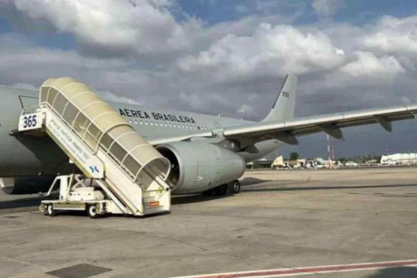 Avião com 229 pessoas chegou a Guarulhos na manhã deste domingo, por volta das 10h20/Crédito: Reprodução/Itamaraty/Perfil Brasil Avião com 229 pessoas chegou a Guarulhos na manhã deste domingo, por volta das 10h20/Crédito: Reprodução/Itamaraty/Perfil Brasil
